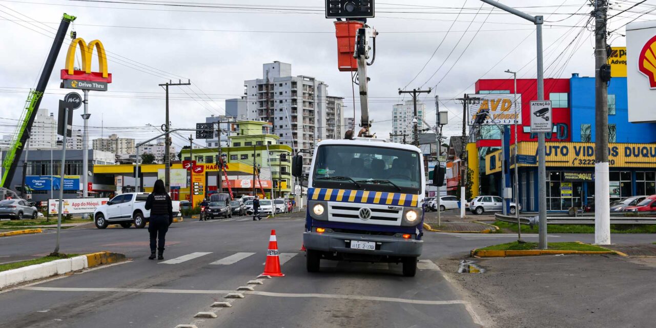 Prefeitura de Lages instala semáforo gradativo na Av. Duque de Caxias com a Carahá